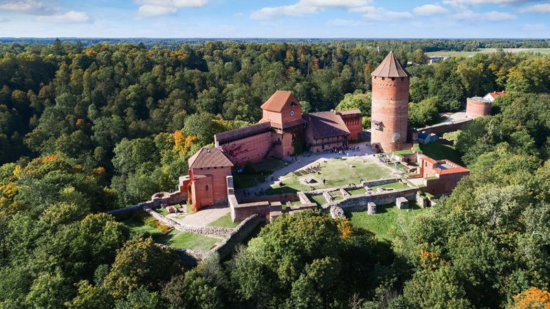 Det medeltida slottet Turaida är en imponerande byggnad belägen vid floden Gauja i Sigulda. 