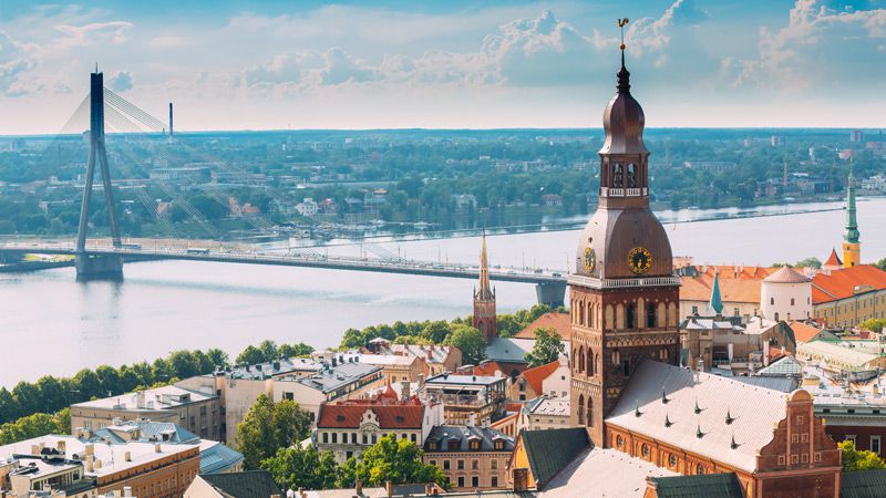 Vacker vy över Riga med gamla stan och den stora floden Daugava.