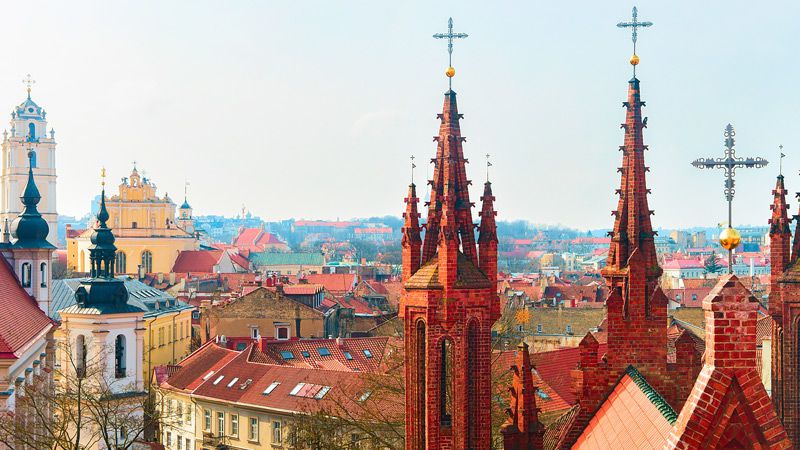 Högt över takåsarna i Vilnius, syns kyrkspiror vart man än vänder sig.