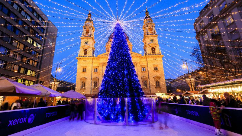 En vackert dekorerade julgran vlkomna kpare till en av julmarknaderna i budapest, europa | Jrns Resor