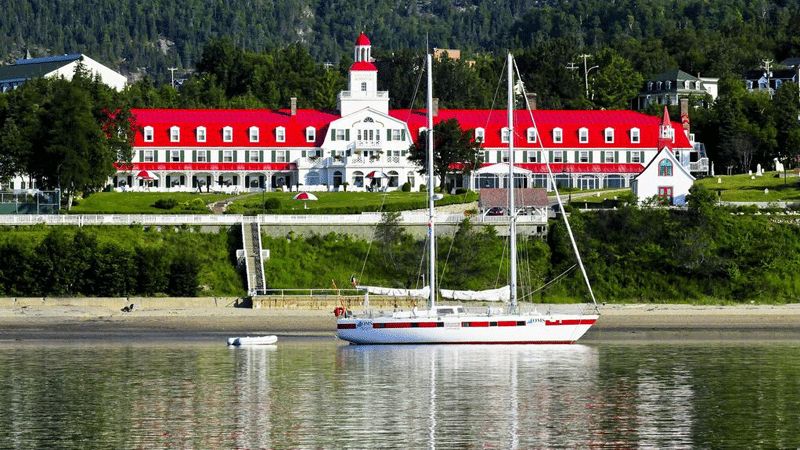 Framsidan av Hotel Tadoussac